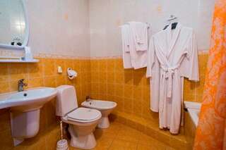 Фото Гостиница Бристоль Ейск Просторный двухместный номер с 2 отдельными кроватями 2 Гостиница Бристоль Ейск Просторный двухместный номер с 2 отдельными кроватями-2