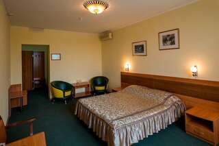 Фото Гостиница Бристоль Ейск Просторный двухместный номер с 2 отдельными кроватями 1 Гостиница Бристоль Ейск Просторный двухместный номер с 2 отдельными кроватями-1