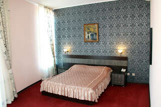 Фото Гостиница Бристоль Ейск Двухместный номер с 2 двуспальными кроватями 3 Гостиница Бристоль Ейск Двухместный номер с 2 двуспальными кроватями-3