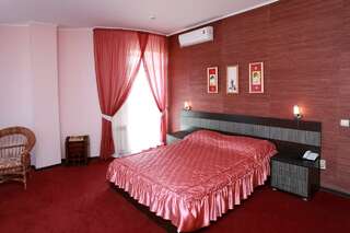 Фото Гостиница Бристоль Ейск Двухместный номер с 2 двуспальными кроватями 4 Гостиница Бристоль Ейск Двухместный номер с 2 двуспальными кроватями-4