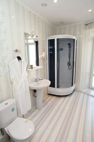 Фото Гостиница Бристоль Ейск Двухместный номер с 2 двуспальными кроватями 6 Гостиница Бристоль Ейск Двухместный номер с 2 двуспальными кроватями-6