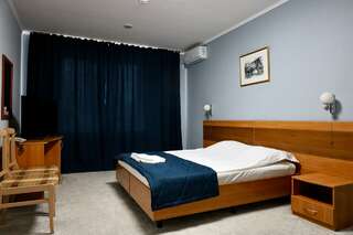 Фото Гостиница Бристоль Ейск Большой двухместный номер с 1 кроватью 1 Гостиница Бристоль Ейск Большой двухместный номер с 1 кроватью-1