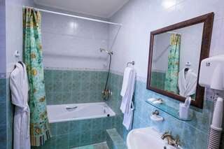 Фото Гостиница Бристоль Ейск Люкс с 1 спальней 3 Гостиница Бристоль Ейск Люкс с 1 спальней-3