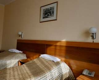 Фото Гостиница Бристоль Ейск Двухместный номер с 2 двуспальными кроватями 3 Гостиница Бристоль Ейск Двухместный номер с 2 двуспальными кроватями-3