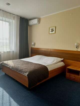 Фото Гостиница Бристоль Ейск Большой двухместный номер с 1 кроватью 2 Гостиница Бристоль Ейск Большой двухместный номер с 1 кроватью-2