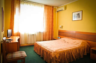 Фото Гостиница Бристоль Ейск Люкс с 2 спальнями 1 Гостиница Бристоль Ейск Люкс с 2 спальнями-1