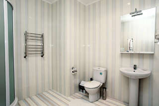 Фото Гостиница Бристоль Ейск Двухместный номер с 2 двуспальными кроватями 4 Гостиница Бристоль Ейск Двухместный номер с 2 двуспальными кроватями-4