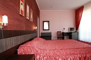 Фото Гостиница Бристоль Ейск Двухместный номер с 2 двуспальными кроватями 2 Гостиница Бристоль Ейск Двухместный номер с 2 двуспальными кроватями-2