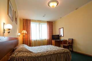 Фото Гостиница Бристоль Ейск Просторный двухместный номер с 2 отдельными кроватями 3 Гостиница Бристоль Ейск Просторный двухместный номер с 2 отдельными кроватями-3