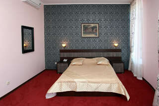 Фото Гостиница Бристоль Ейск Двухместный номер с 2 двуспальными кроватями 5 Гостиница Бристоль Ейск Двухместный номер с 2 двуспальными кроватями-5